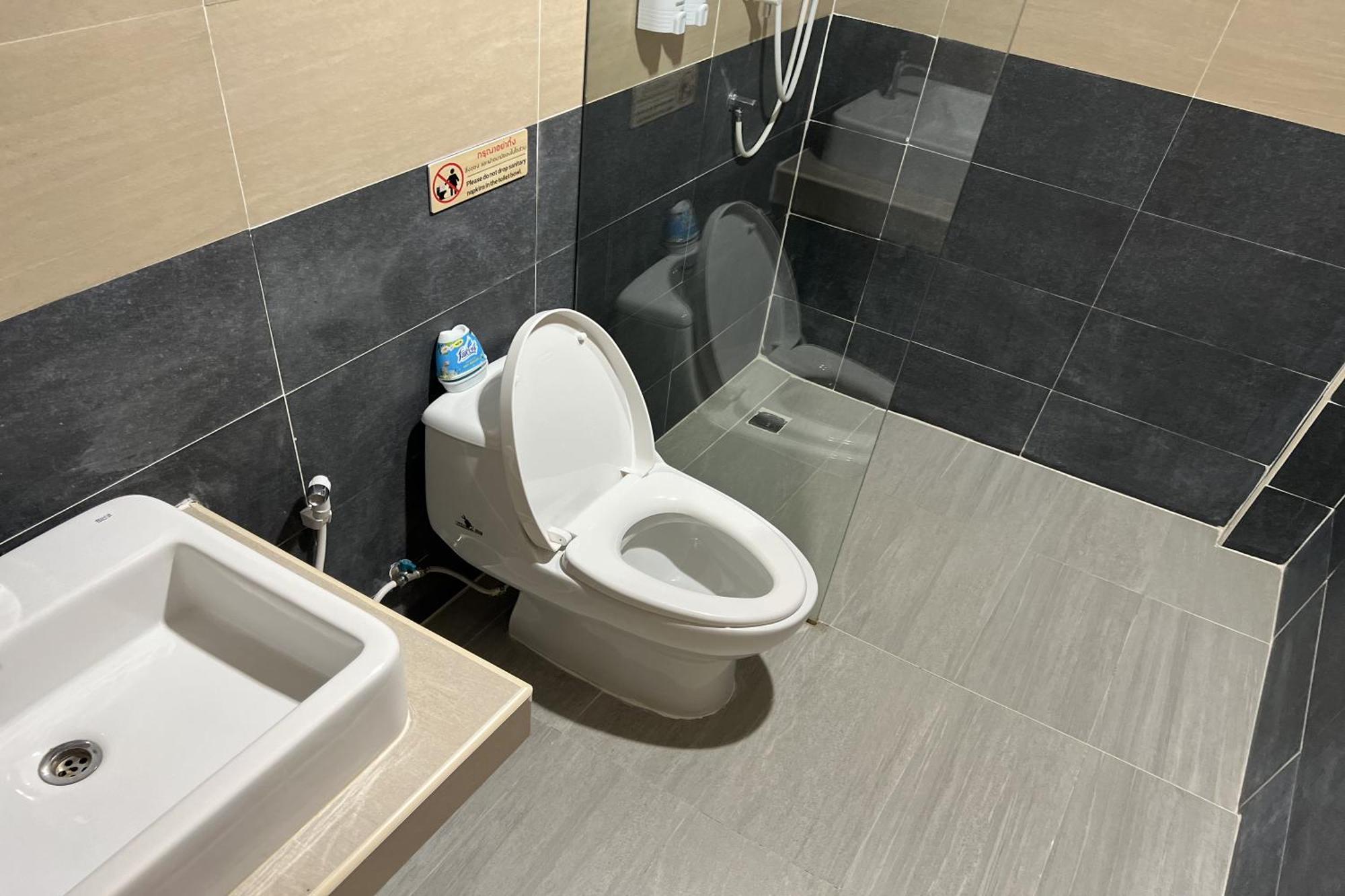 V Tharm Hotel Udon Thani Bagian luar foto